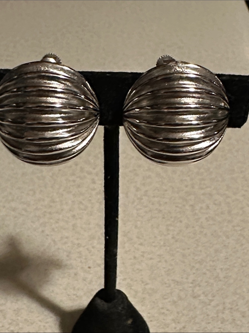 Vintage Napier Classic Ribbed Dome screw-Clip-On Earrings - Silver tone (828)